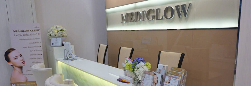 ภาพบรรยากาศภายในและเคาน์เตอร์ต้อนรับของ MEDIGLOW Clinic สาขาเมืองทองธานี ณ ชั้น 2 BeeHive Lifestyle Mall
