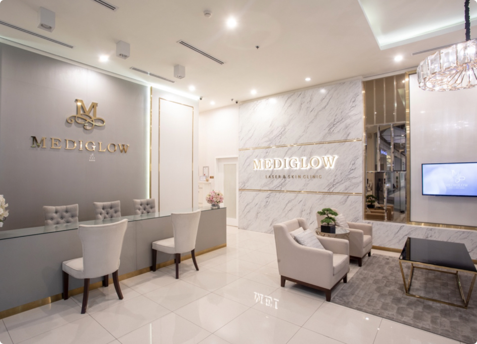 ภาพบรรยากาศห้องโถงต้อนรับสุดพรีเมียมตกแต่งด้วยลายหินอ่อนและสีทองของ MEDIGLOW Clinic สาขาพระราม 9 ณ ชั้น 2 The Ninth Tower A