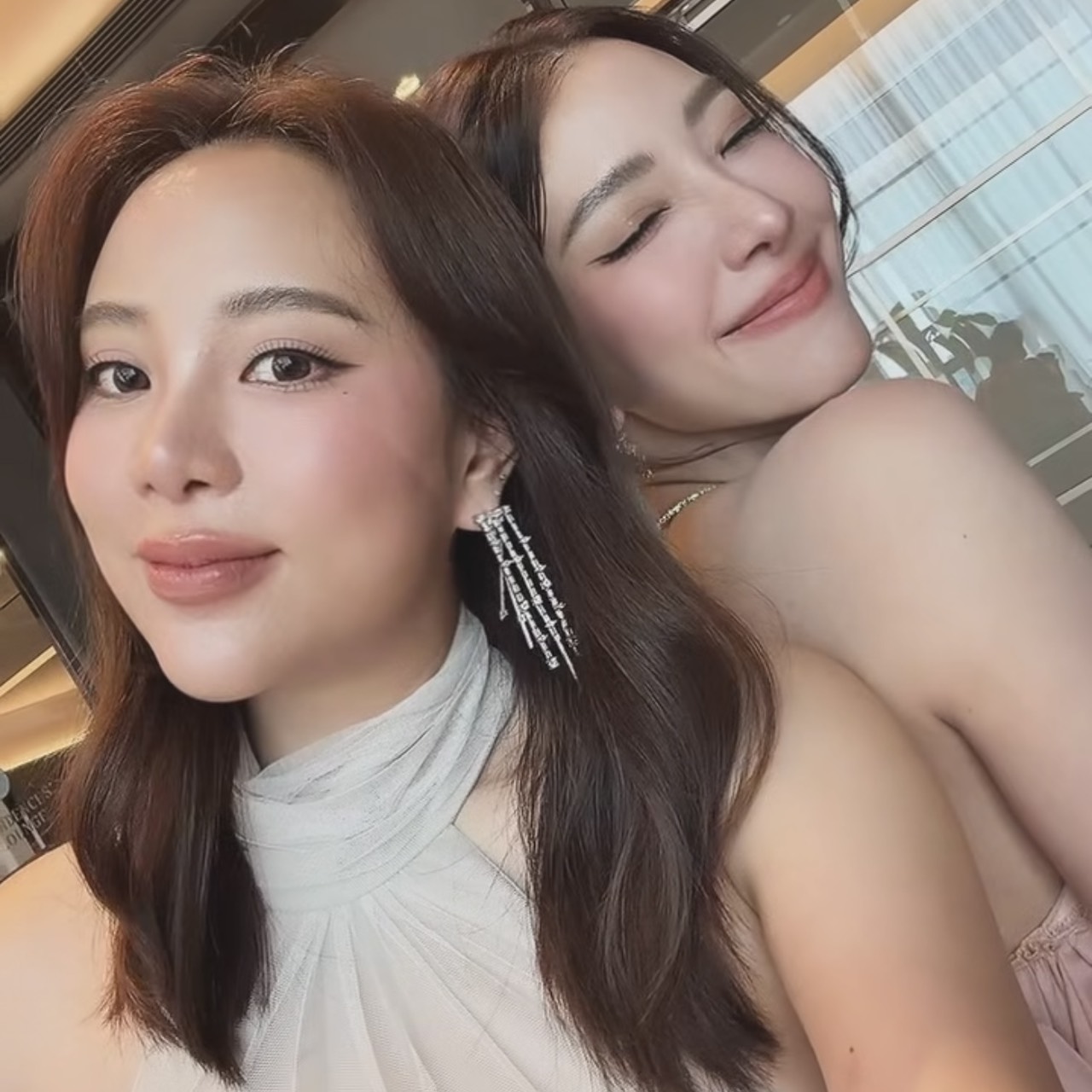 ภาพผู้หญิงยิ้มทาครีมดูแลผิวหน้าในส่วน 'ทำไมถึงเลือกเรา' ของ MEDIGLOW Laser & Skin Clinic แสดงจุดเด่นเรื่องความเชี่ยวชาญ, ความปลอดภัย, เครื่องแท้ 100%, แพทย์ประจำทำทุกเคส, ปรึกษาฟรี และผลลัพธ์คนไข้พึงพอใจ 97%